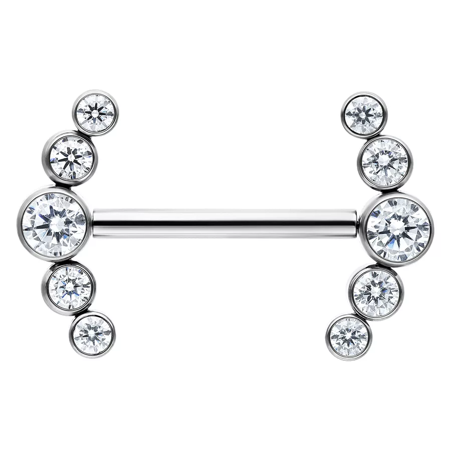Penta Crystal Barbell aus Titan, Silber Silberner Nippel Barbell mit kristallklaren Steinen, symmetrisch angeordnet auf weißem Hintergrund