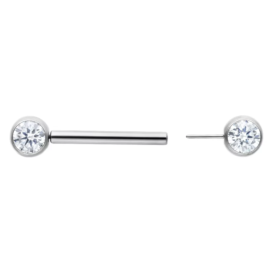 Silbernes Barbell mit klarem Kristall, Länge 14 mm, auf weißem Hintergrund